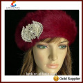 La alta calidad del angora del lingshang hizo punto los sombreros de la flor del ganchillo de la muchacha del invierno de la manera